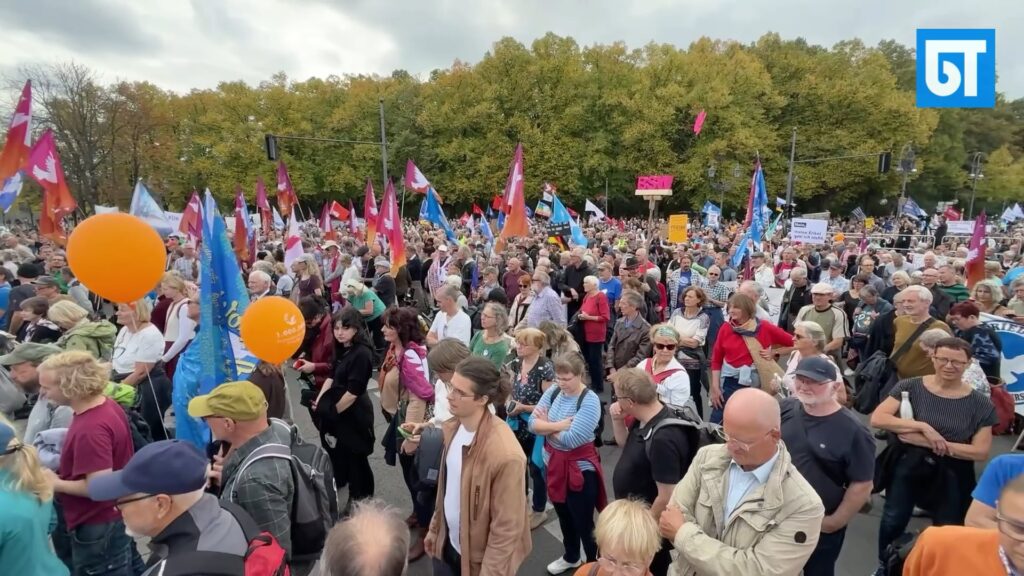 Demonstration gegen Krieg und steigende Militärausgaben