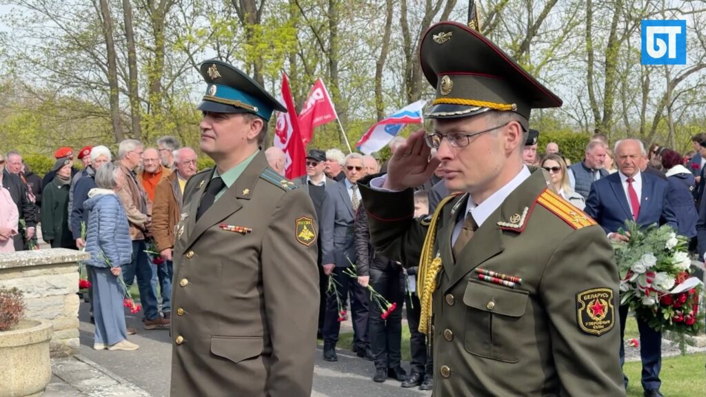 Gedenkzeremonie mit Blumen niederlegung auf den Seelower Höhen